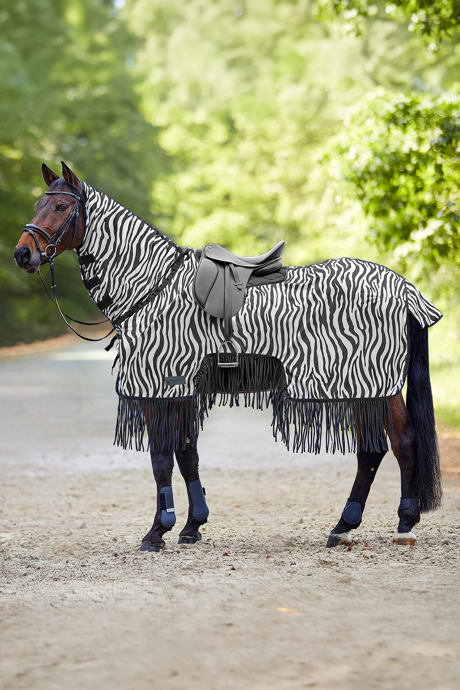 Zebra Fluedekken med salutskjæring og fluefrynser, UV-beskyttelse Black/White 135
